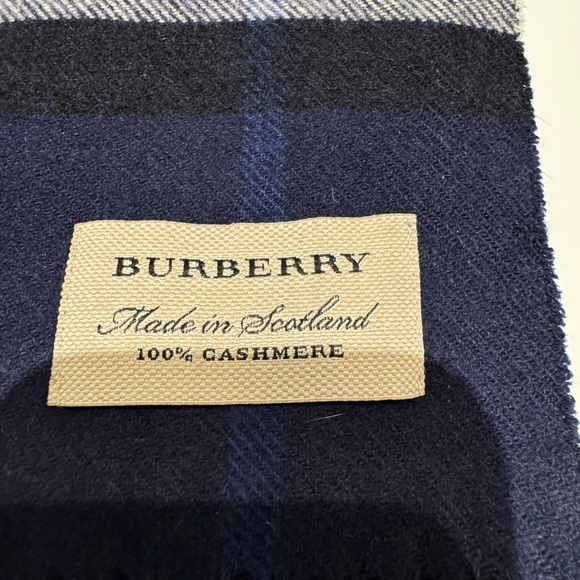 Burberry scarves authentic - Picture 5 of 11